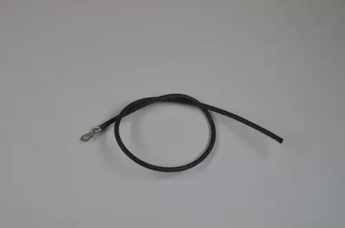 Schwarzes Kabel mit einer Ringöse an einem Ende. Es scheint für elektrische Anwendungen geeignet zu sein, möglicherweise im Zusammenhang mit Heizungen von Remko.