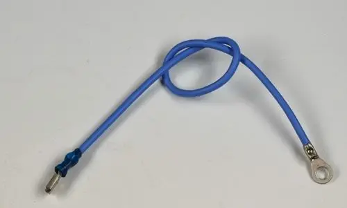 Blaues Kabel mit einer isolierten Litze und einer Ringöse, verwendet in Heizsystemen, möglicherweise von der Marke Remko.