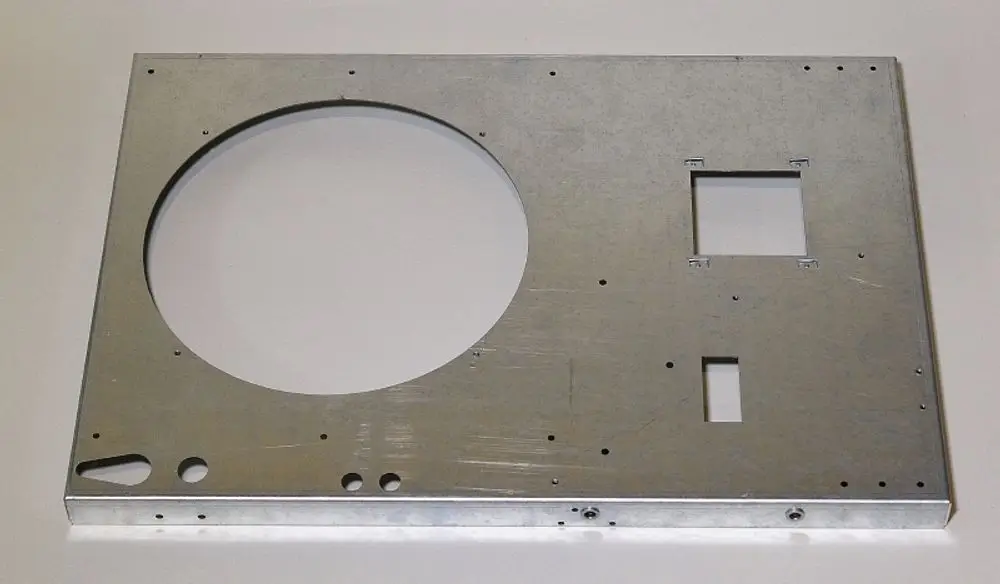 Metallischer Trägerrahmen von Remko mit runder Aussparung und mehreren Öffnungen. Eignet sich für die Montage von elektrischen Bauteilen.