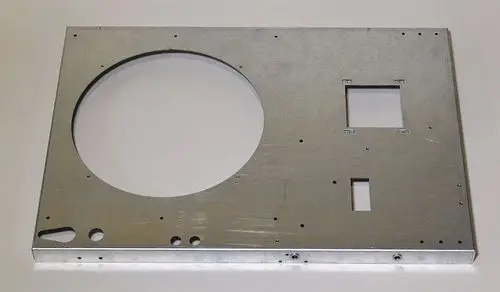 Metallischer Trägerrahmen von Remko mit runder Aussparung und mehreren Öffnungen. Eignet sich für die Montage von elektrischen Bauteilen.
