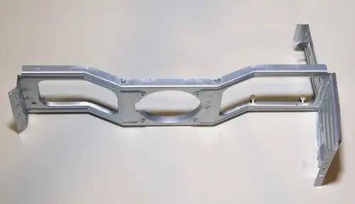 Metallhalterung für Ventilatormotor, gefertigt von Remko. Die Struktur zeigt verschiedene Aussparungen und befestigungsöffnungen zur Montage.