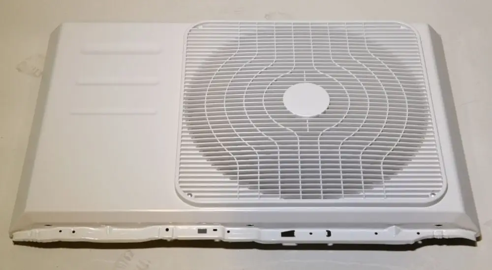 Weißes Vorderblech mit Lüftergitter von Remko, geeignet für Klimaanlageninstallation, flache Bauweise ohne sichtbare Befestigungen.