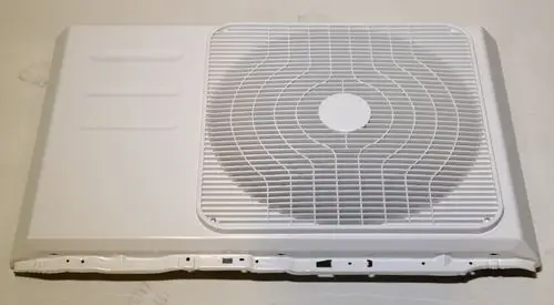 Weißes Vorderblech mit Lüftergitter von Remko, geeignet für Klimaanlageninstallation, flache Bauweise ohne sichtbare Befestigungen.