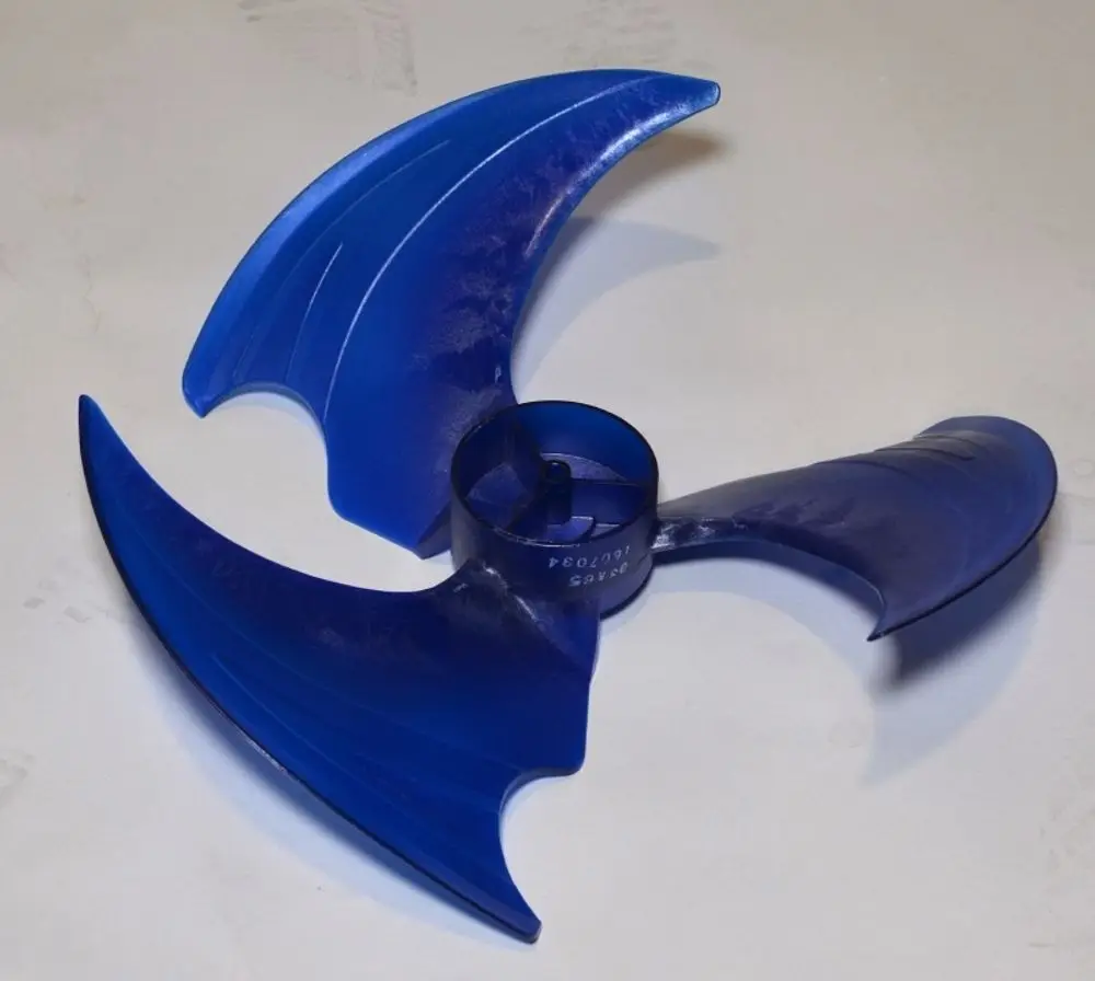 Blauer Ventilatorflügel mit spezieller Form, hergestellt von Remko, zeigt eine rotierende Konstruktion für Luftzirkulation.