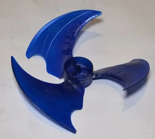 Blauer Ventilatorflügel mit spezieller Form, hergestellt von Remko, zeigt eine rotierende Konstruktion für Luftzirkulation.