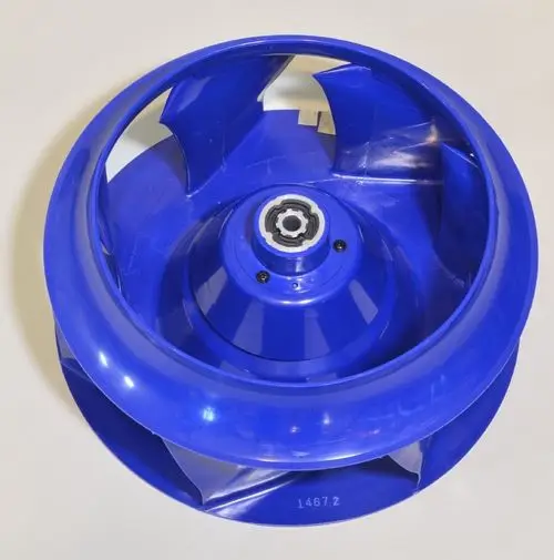 Blaues Ventilatorrad von Remko mit zentraler Aufhängung und mehreren Lüfterblättern. Deutlich sichtbare Konstruktion, geeignet für Kühlsysteme oder Belüftung.