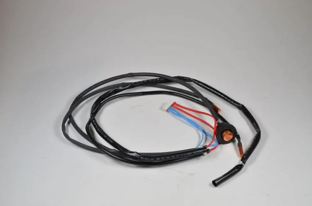 Flexibles Kabel mit mehreren Drähten in Schwarz, Blau und Rot, einen gemeinsamen Anschluss und Typenkennzeichnung, geeignet für Remko Sensor Verdampfer oder Kompressor.