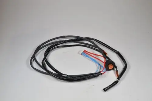Flexibles Kabel mit mehreren Drähten in Schwarz, Blau und Rot, einen gemeinsamen Anschluss und Typenkennzeichnung, geeignet für Remko Sensor Verdampfer oder Kompressor.