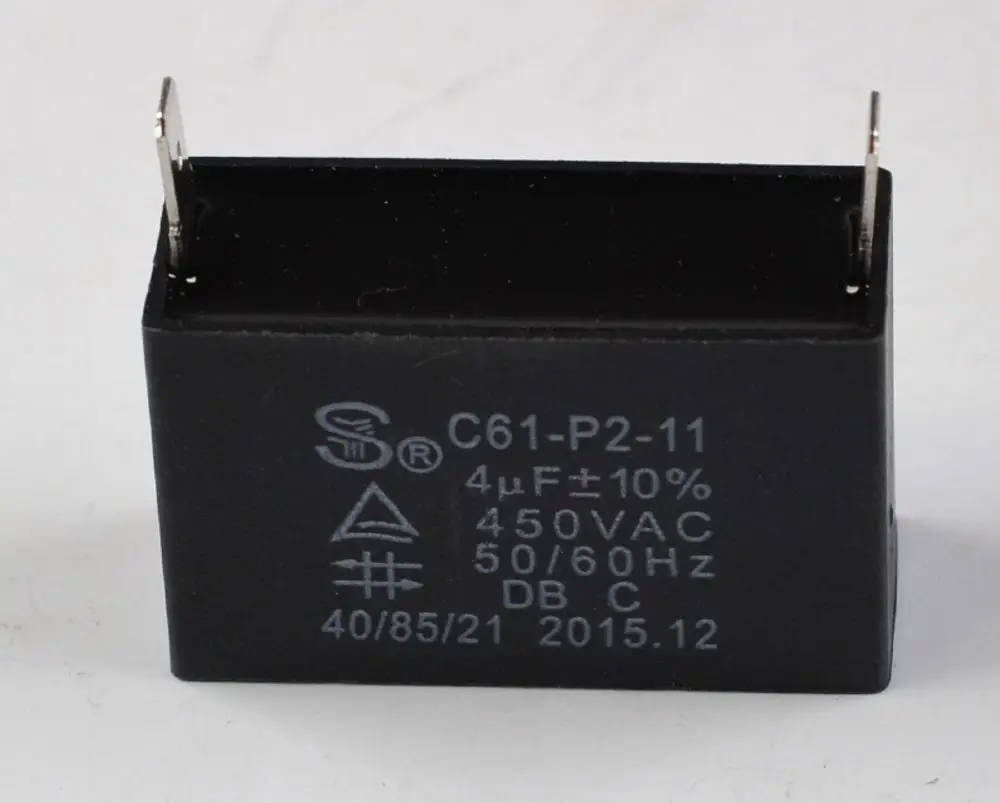 Schwarzer Kondensator mit zwei Anschlussstiften, beschriftet mit 4 µF, 450 VAC, 50/60 Hz. Herstellerinformationen deutlich sichtbar. Marke: Remko.