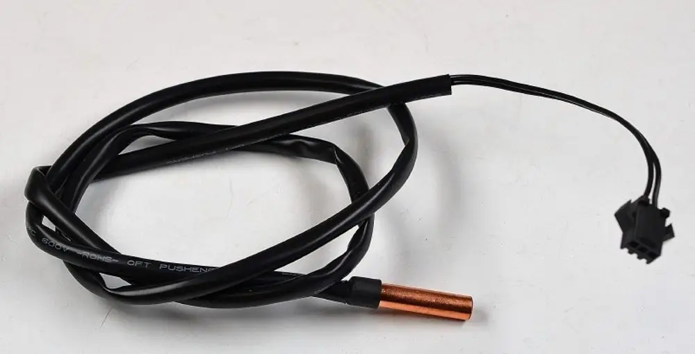 Sensor von Remko mit einem schwarzen Kabel und einem kupferfarbenen Element. Der Sensor ist mit einem elektrischen Anschluss zum Messen ausgestattet.