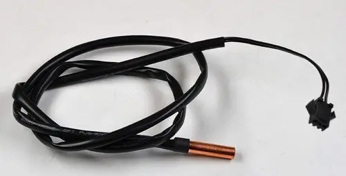 Sensor von Remko mit einem schwarzen Kabel und einem kupferfarbenen Element. Der Sensor ist mit einem elektrischen Anschluss zum Messen ausgestattet.