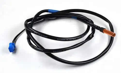Sensor mit zwei schwarzen Kabeln und einem blauen Anschluss. Der Kupferleiter ist an einem Ende sichtbar. Produkt von Remko zur Messung im Verdampfer.