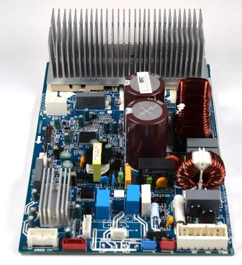 Steuerplatine von Remko mit verschiedenen elektronischen Komponenten, Kühlkörper, Kondensatoren und Anschlussstellen auf einer blauen Leiterplatte.