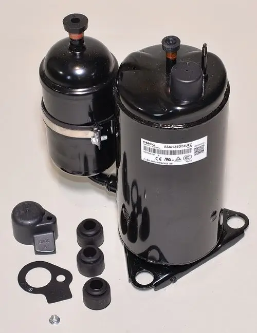 Schwarzer Kompressor von Remko mit mehreren Anschlüssen und Zubehörteilen, darunter Dichtungen und eine Abdeckkappe, auf hellem Hintergrund.