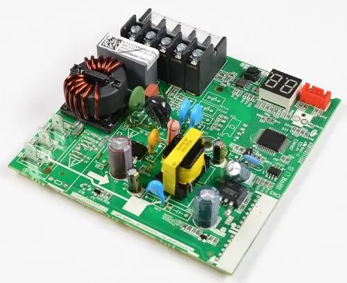 Leistungsplatine von Remko mit verschiedenen elektrischen Bauteilen, darunter Kondensatoren, Induktivitäten und Displays, auf grünem Leiterplattenmaterial.