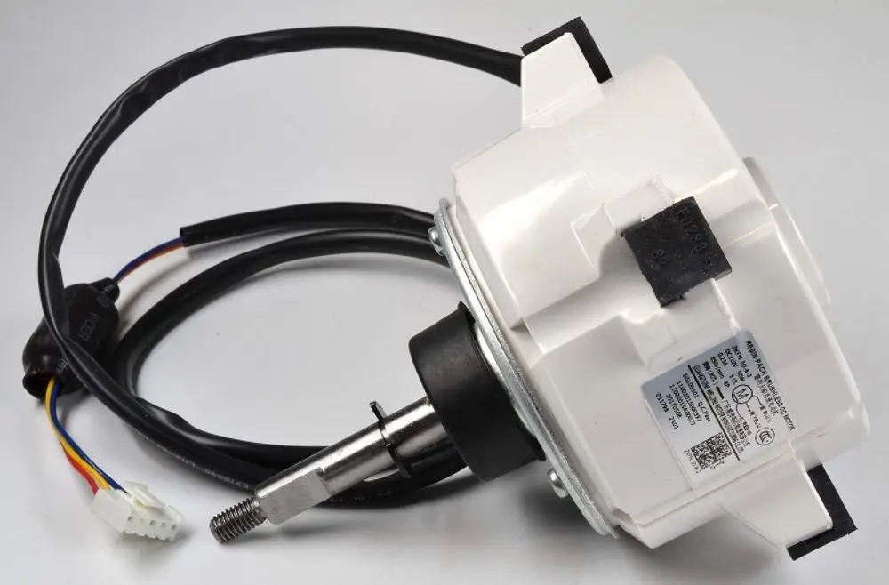 Ventilatormotor von Remko mit einem weißen Gehäuse und einem angeschlossenen Kabelbaum. Der Motor hat eine runde Form und eine Metallachse.