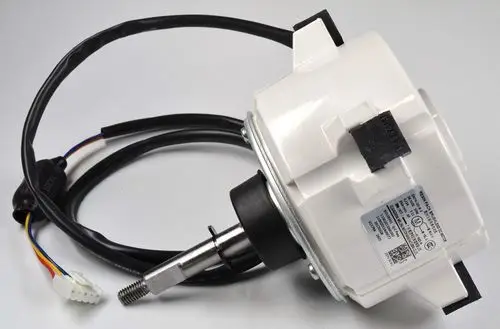 Ventilatormotor von Remko mit einem weißen Gehäuse und einem angeschlossenen Kabelbaum. Der Motor hat eine runde Form und eine Metallachse.
