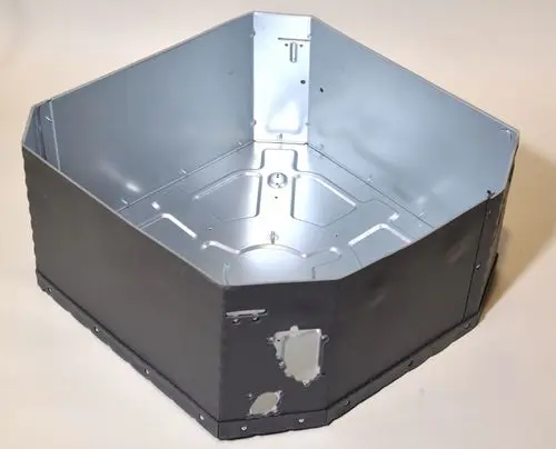 Geräteteil von Remko, quadratisches Gehäuse aus Metall, mit innerer Verstärkung und einem Öffnungselement, auf hellen Hintergrund.