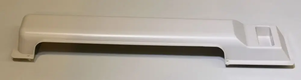 Weiße Kunststoffabdeckung für Kältemittelanschlüsse, geeignet für die Marke Remko. Sie hat eine längliche Form mit einem Ausschnitt auf einer Seite.