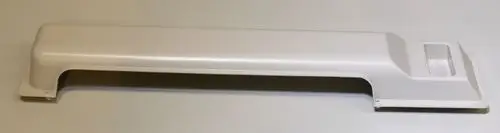 Weiße Kunststoffabdeckung für Kältemittelanschlüsse, geeignet für die Marke Remko. Sie hat eine längliche Form mit einem Ausschnitt auf einer Seite.