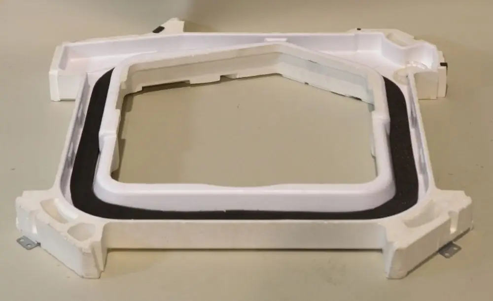 Weiße Kondensatwanne mit quadratischer Form und schwarzem Gummidichtungseinsatz, hergestellt von Remko, zur Sammlung von Kondensat.