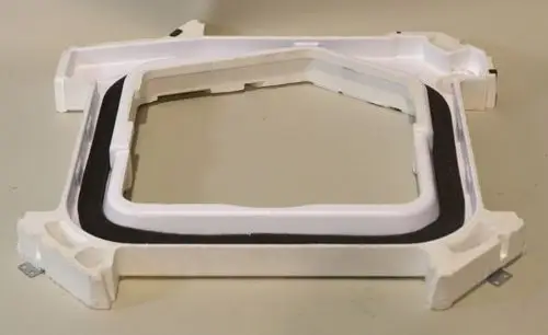 Weiße Kondensatwanne mit quadratischer Form und schwarzem Gummidichtungseinsatz, hergestellt von Remko, zur Sammlung von Kondensat.