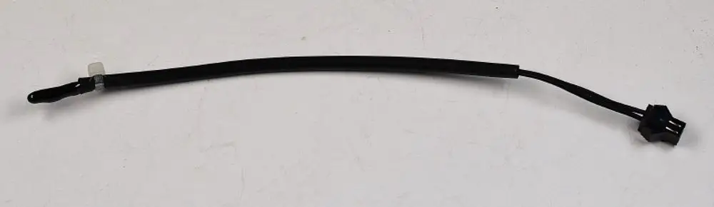 Schwarzes Kabel mit Anschlussstecker, Teil eines Sensors von Remko. Die Struktur ist einfach, mit einem Ansatz für eine Verbindung zu einem detektierenden Gerät.