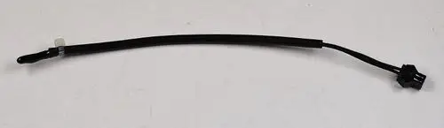Schwarzes Kabel mit Anschlussstecker, Teil eines Sensors von Remko. Die Struktur ist einfach, mit einem Ansatz für eine Verbindung zu einem detektierenden Gerät.