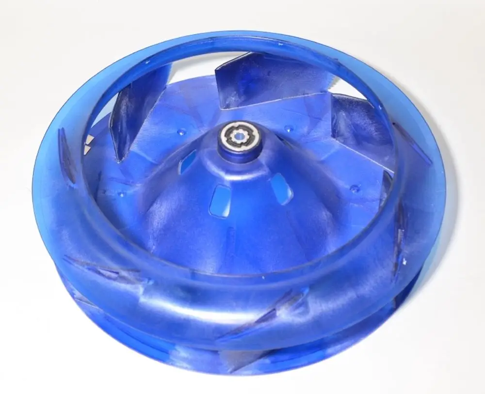 Blaues Ventilatorrad mit zentralem Lager, geeignet für Luftzirkulation. Produkt von Remko, zeigt eine gewölbte Form und ausgeformte Lüfterblätter.