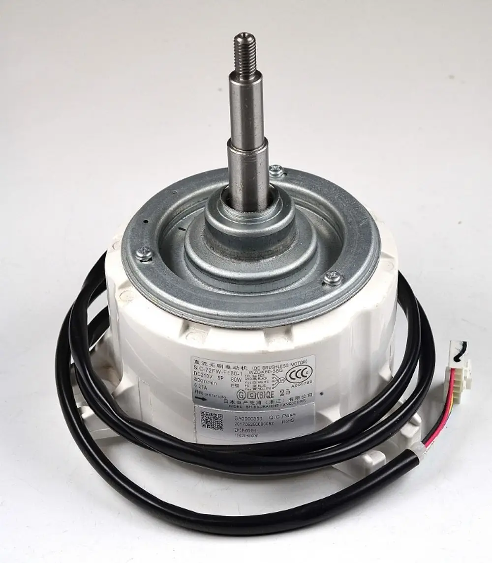 DC-Ventilatormotor mit Metallkomponenten und Kabelanschlüssen. Produkt von Remko, für den Einsatz in Belüftungssystemen geeignet.