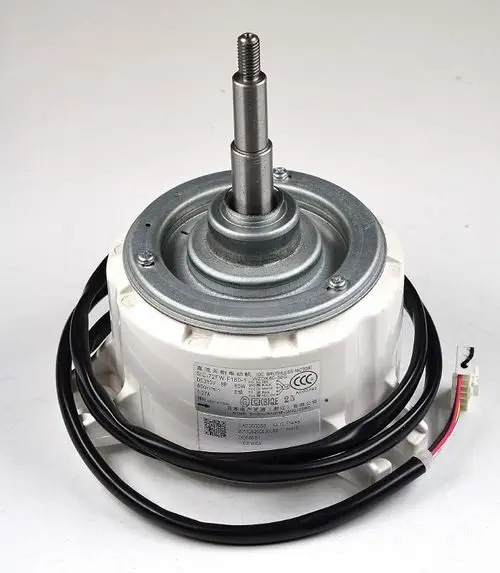 DC-Ventilatormotor mit Metallkomponenten und Kabelanschlüssen. Produkt von Remko, für den Einsatz in Belüftungssystemen geeignet.