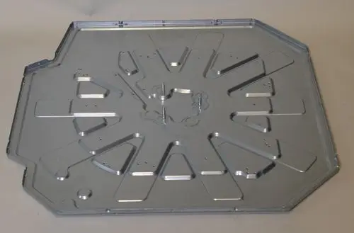 Metallischer Gehäuseboden von Remko, mit einer komplexen Oberflächenstruktur und mehreren Aussparungen, zur Verwendung in Heizgeräten oder ähnlichem.
