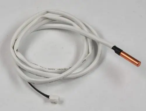Weißes Kabel mit einem Kupferende und einem Stecker, möglicherweise ein Sensor. Das Produkt könnte von der Marke Remko stammen.