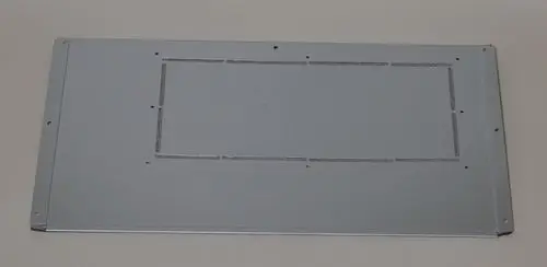 Metallplatte in silberner Farbe, flach und rechteckig, mit geprägten Linien in der Mitte, möglicherweise ein Verkleidungsteil von Remko.