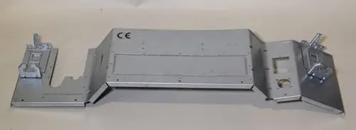 Verkleidungsteil aus Metall, gefertigt für die Montage, zeigt Halterungen und Aussparungen. Produkt kommt von Remko und dient zur rechten Seitenverkleidung eines Geräts.