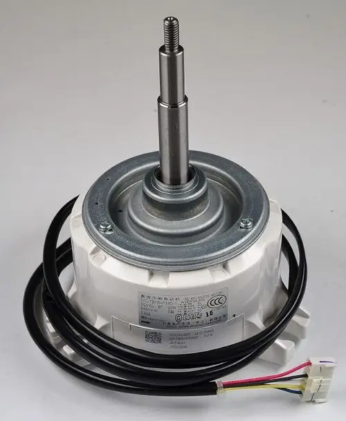 DC-Motor mit Metallgehäuse, Anschlusskabel und Welle, möglicherweise verwendet in Ventilatoren oder ähnlichen Geräten, hergestellt von Remko.