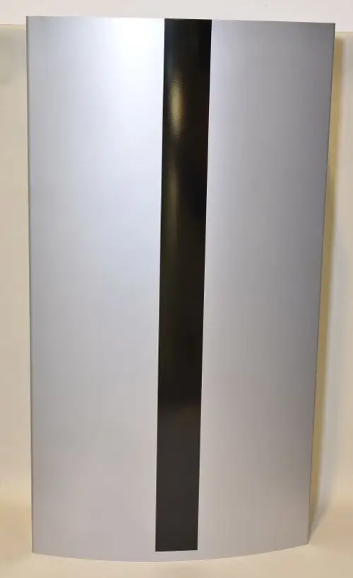 Silbernes Frontblech mit schmalem schwarzen Streifen, hergestellt von Remko. Das Produkt hat eine glatte Oberfläche und ist für den Einsatz in Heizsystemen konzipiert.