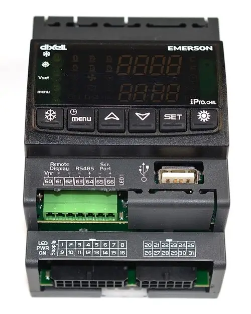 Regler von Remko mit mehreren Bedienelementen und digitalem Display zur Steuerung von Temperatur und Funktionen, ausgestattet mit Anschlussmöglichkeiten.