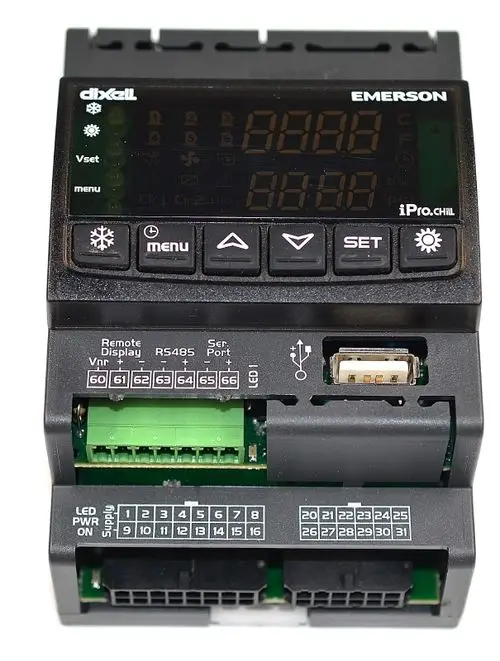 Regler von Remko mit digitalem Display und mehreren Tasten zur Einstellung. Sichtbare Schnittstellen für Remote Display und Serielle Verbindung.