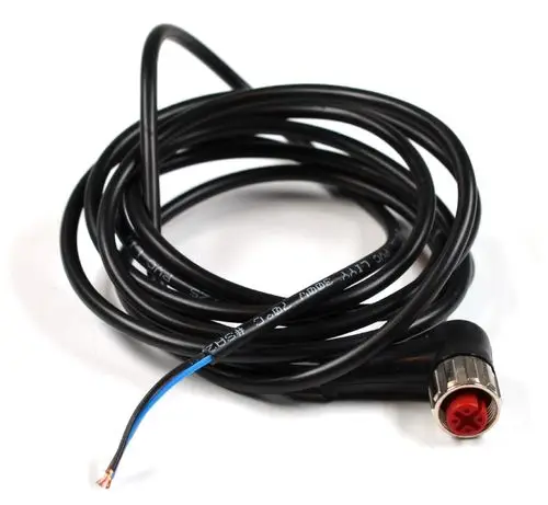 Winkel Kabeldose mit einem schwarzen Kabel, das drei freiliegende Drähte enthält. Anschluss mit rotem Stecker. Ideal für Anwendungen von Remko.