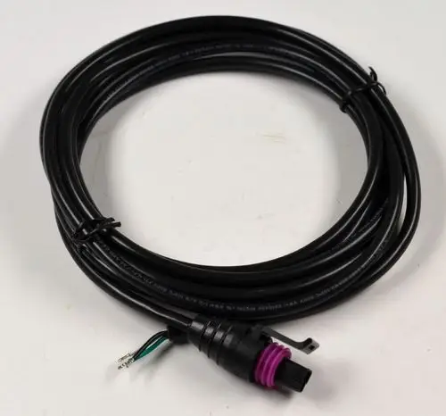 Verbindungsleitung mit einem runden Stecker, hergestellt von Remko, in schwarzer Farbe, aufgerollt und mit zwei freien Adern an einem Ende.