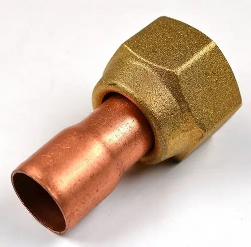Kupfer- und Messingadapter, mit klarem Übergang von einem Ende zum anderen, verwendet für Rohrverbindungen. Produkt von Remko.
