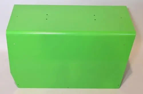 Grüner Außenmantel von Remko, rechteckige Form mit glatter Oberfläche, mehreren Löchern zur Befestigung, auf heller Unterlage platziert.
