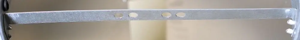 Metallene Haltetraverse mit mehreren Löchern zur Befestigung, die möglicherweise von der Marke Remko stammt. In einem neutralen Umfeld abgebildet.