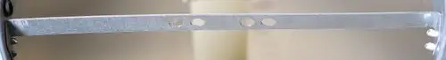 Metallene Haltetraverse mit mehreren Löchern zur Befestigung, die möglicherweise von der Marke Remko stammt. In einem neutralen Umfeld abgebildet.