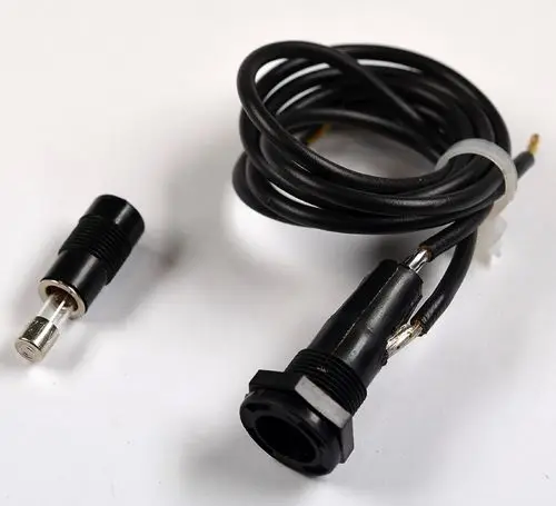 Kabel mit Stecker und Sicherung, vermutlich von Remko, zur Elektronik- oder Geräteanwendung erkennbar. Der Sicherungsstecker ist getrennt vom Kabel abgebildet.