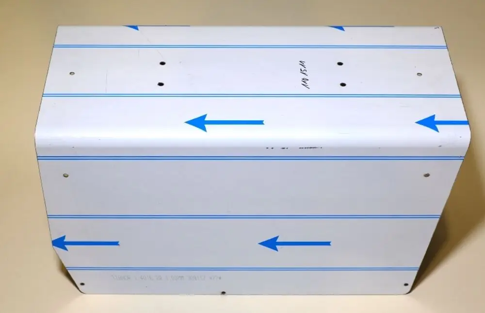 Weißer Außenmantel mit blauen Pfeilen zur Orientierung. Sichtbare Löcher zum Befestigen. Produkt von Remko, stabil und funktional gestaltet.