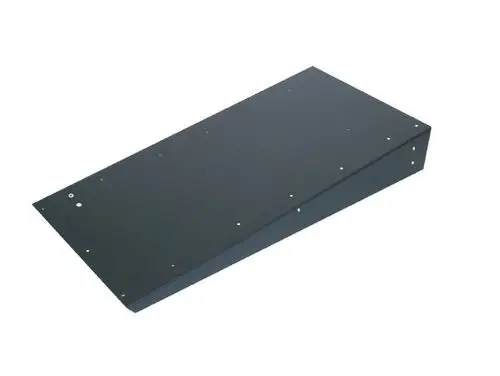 Schwarzes, rechteckiges Metallblech mit schräger Oberfläche und mehreren Befestigungslöchern, geeignet für technische Anwendungen, hergestellt von Remko.