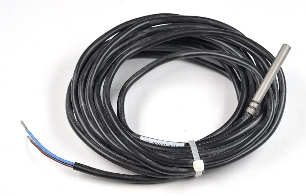 Kabelfühler mit einem langen schwarzen Kabel und einem metallischen Sensor an einem Ende, hergestellt von Remko.