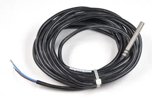 Kabelfühler mit einem langen schwarzen Kabel und einem metallischen Sensor an einem Ende, hergestellt von Remko.
